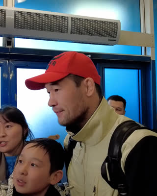 Казахстан встретил Шавката Рахмонова в аэропорту