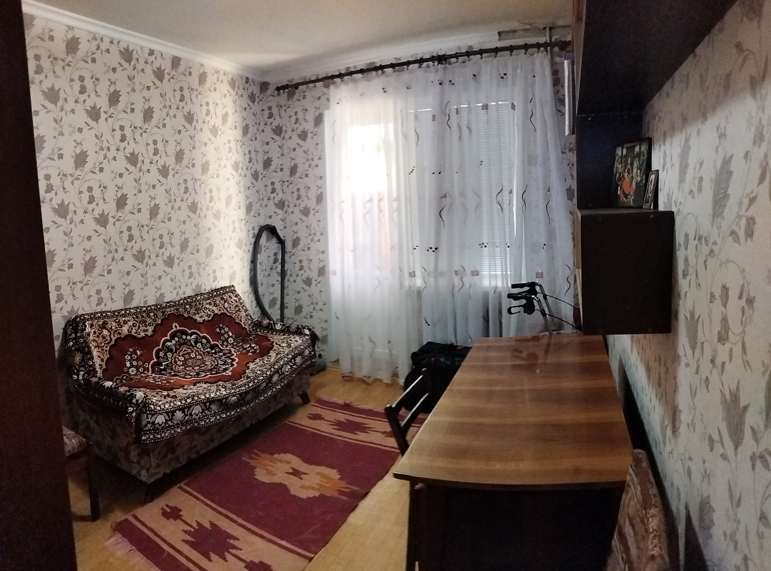 Сдам 2-х комнатую квартиру на кв. Волкова, 8/9 этажного дома, лифт работает. В пешей доступности несколько транспортных развязок, школа, магазины и с/м. В квартире имеется все необходимое для проживания, в ближайшее время будут установлены два новых дивана в каждую комнату. Большие, просторные комнаты улучше...