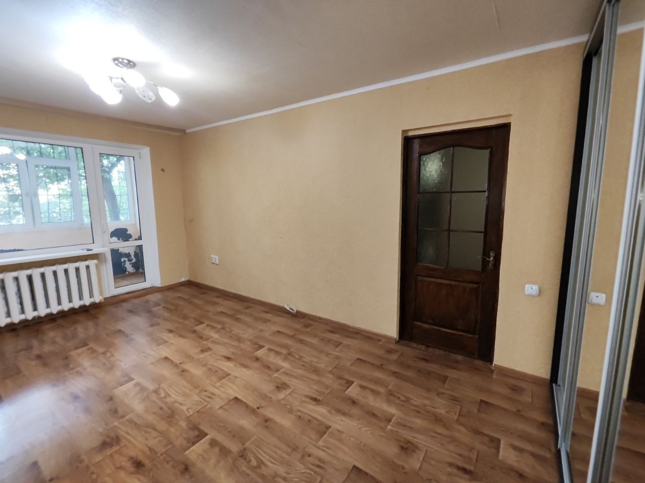 ❗️Продам 1-комнатную квартиру на кв. Мирный (район погранчасти) 1/9 35.8 м2, (17.1/8.1) ✅Вся мебель и техника, что есть на фото остается. ✅ Медная проводка. ✅ Решетки на окнах. ✅ Вода постоянно. ✅ Отопление централизованное. ✅ Утеплена снаружи и с подвала. Квартира теплая, уютная. Состояние жилое. Документы Р...