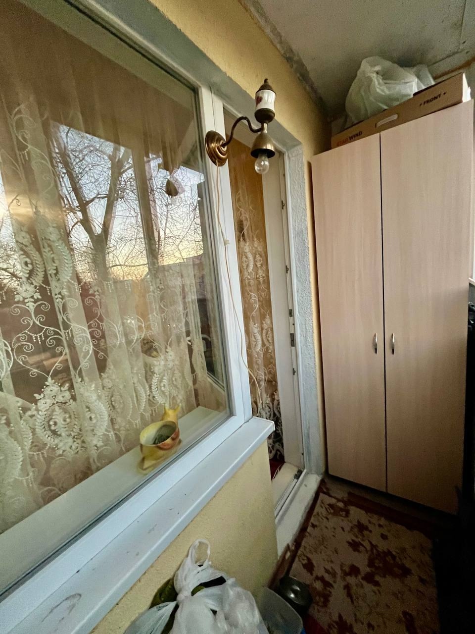 Продам 3-х комнатную квартиру на Волкова 3/5 . Общая площадь 45 м2. Квартира утеплена , новая м/п рама на балконе , новое отопление, разводка, канализация. Мебель вся остается . Отличное месторасположение , около дома лицей «Интеллект» детские сады. Супермаркеты , кинотеатр, рынок. Отличная транспортная развя...