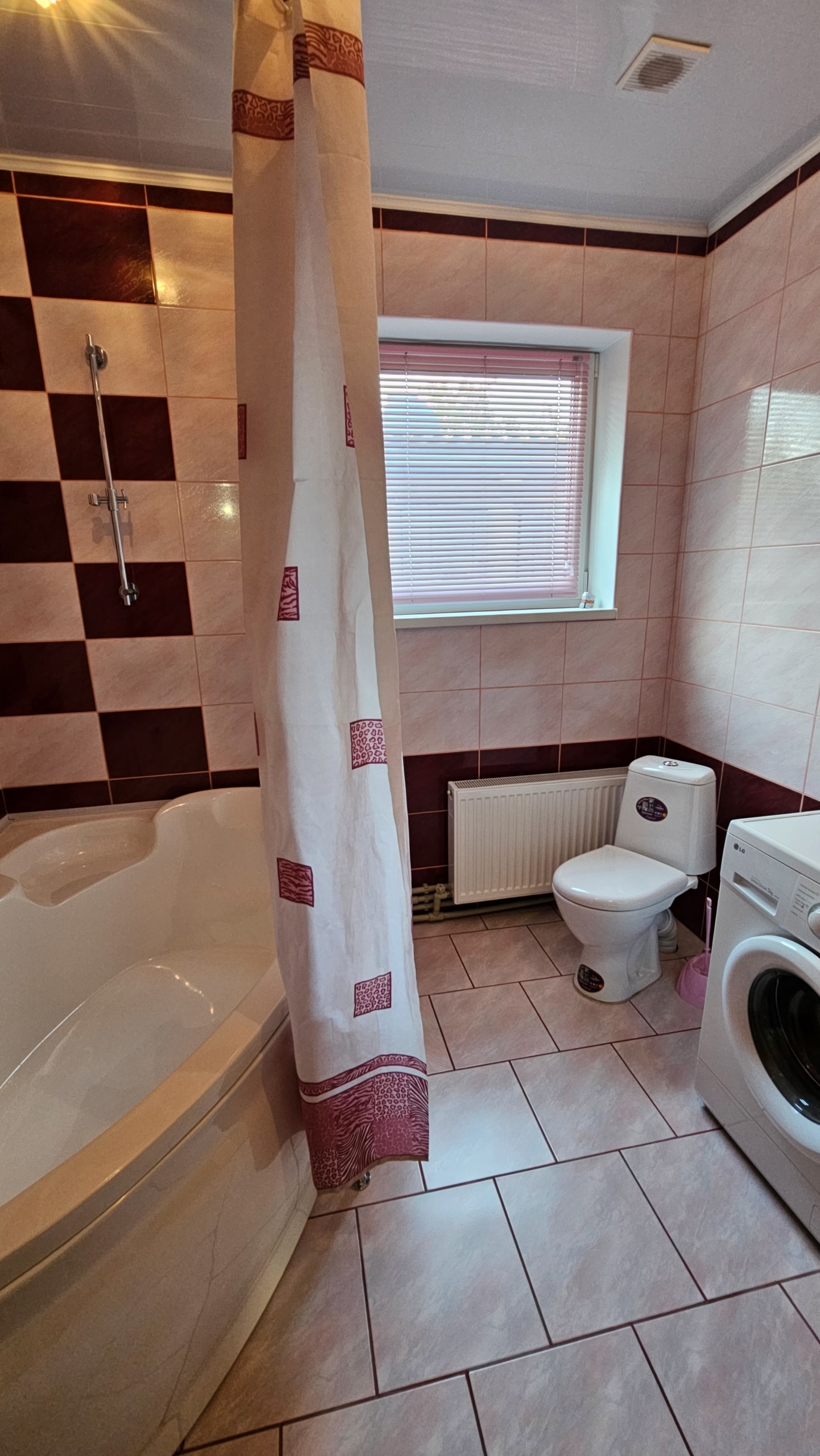 🏡 Продается 1/2 дома в Свердловске, ул. Орджоникидзе, (р-н Боулинга). 📐Формат: 4 комнаты , кухня, сан.узел. Подвал в доме. Свой двор, заезд для авто, большой навес, есть фундамент под гараж. Летний душ, туалет, фундамент для постройки летней кухни. Кованые ворота, забор металлопрофиль. 🛠 Дом каменный, обложен...
