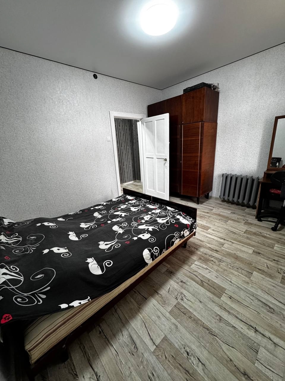 🏠 ПРОДАЕТСЯ 2-КОМНАТНАЯ КВАРТИРА В АЛЧЕВСКЕ Сталинский проект с свежим ремонтом и отличной планировкой! 📍 Расположение ул. Горького, дом магазина "Киевский" ✅ Площадь Ленина, супермаркет "Киевский", детский сад, школа, остановка – всё в шаговой доступности. 🔍 О квартире Общая площадь: 54 к...